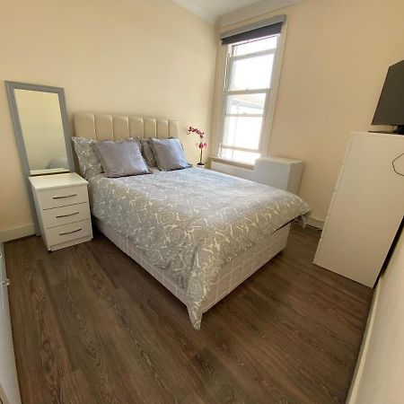 Private Rooms In Excellent Family House ,Zone 2 Londres Exterior foto