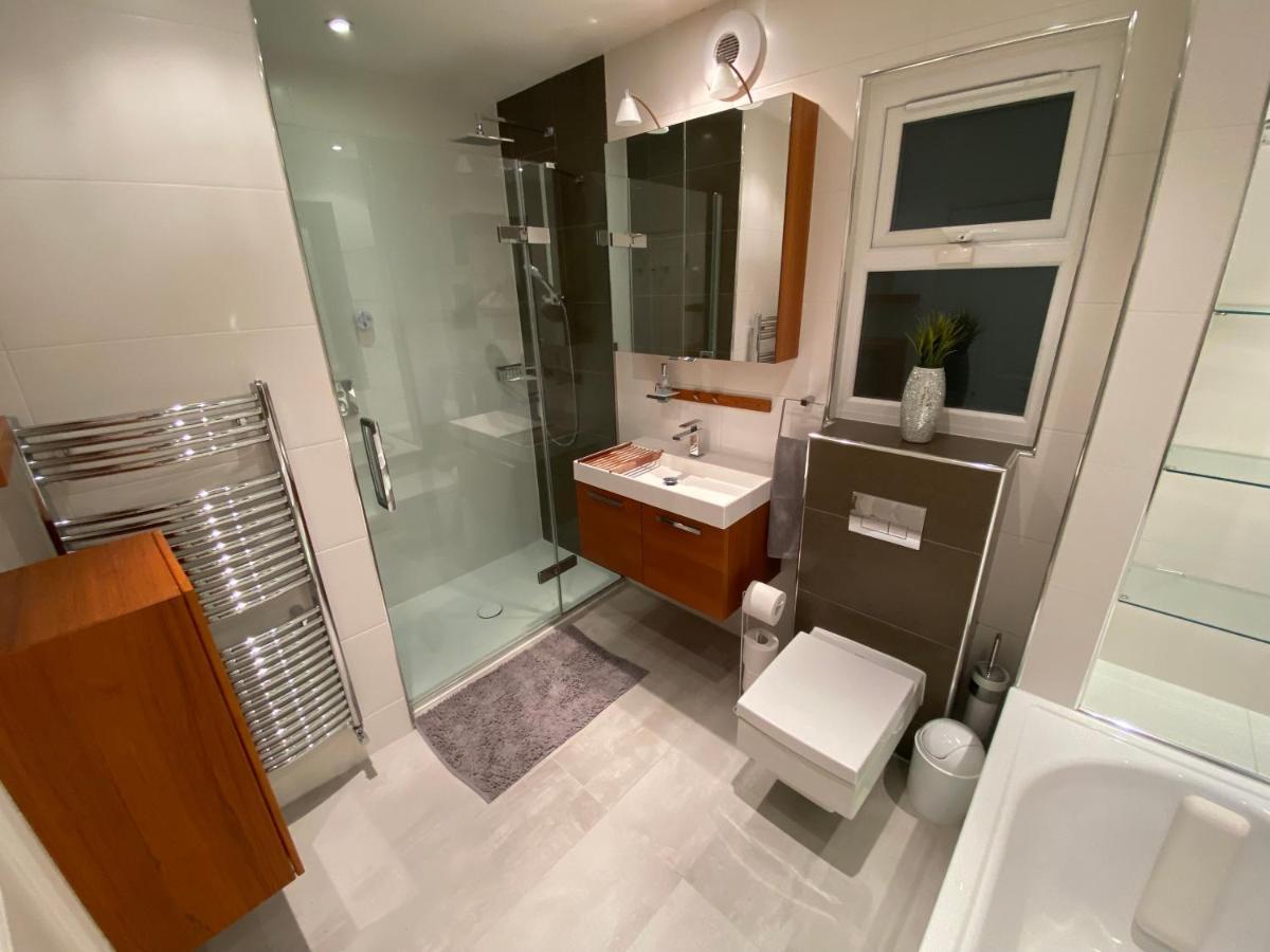 Private Rooms In Excellent Family House ,Zone 2 Londres Exterior foto