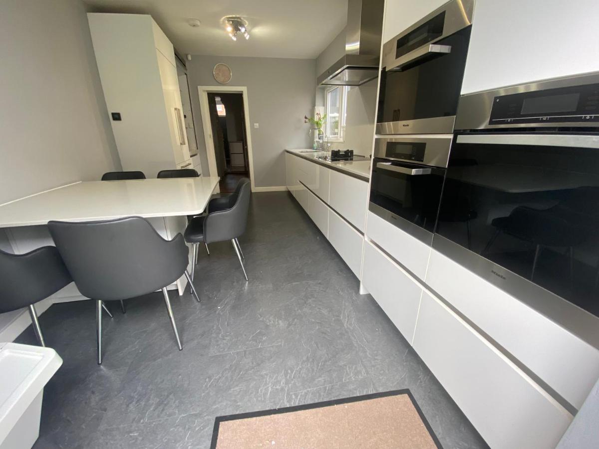 Private Rooms In Excellent Family House ,Zone 2 Londres Exterior foto