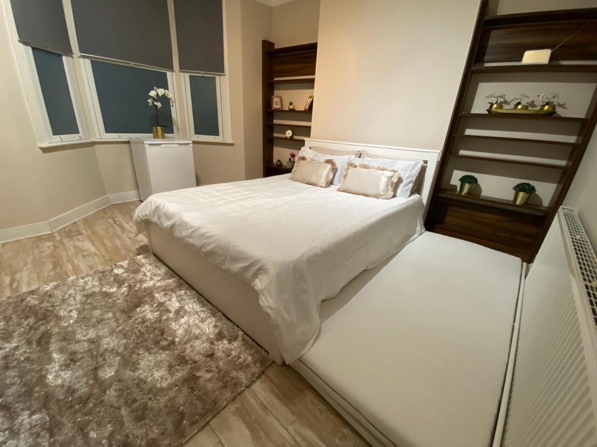 Private Rooms In Excellent Family House ,Zone 2 Londres Exterior foto