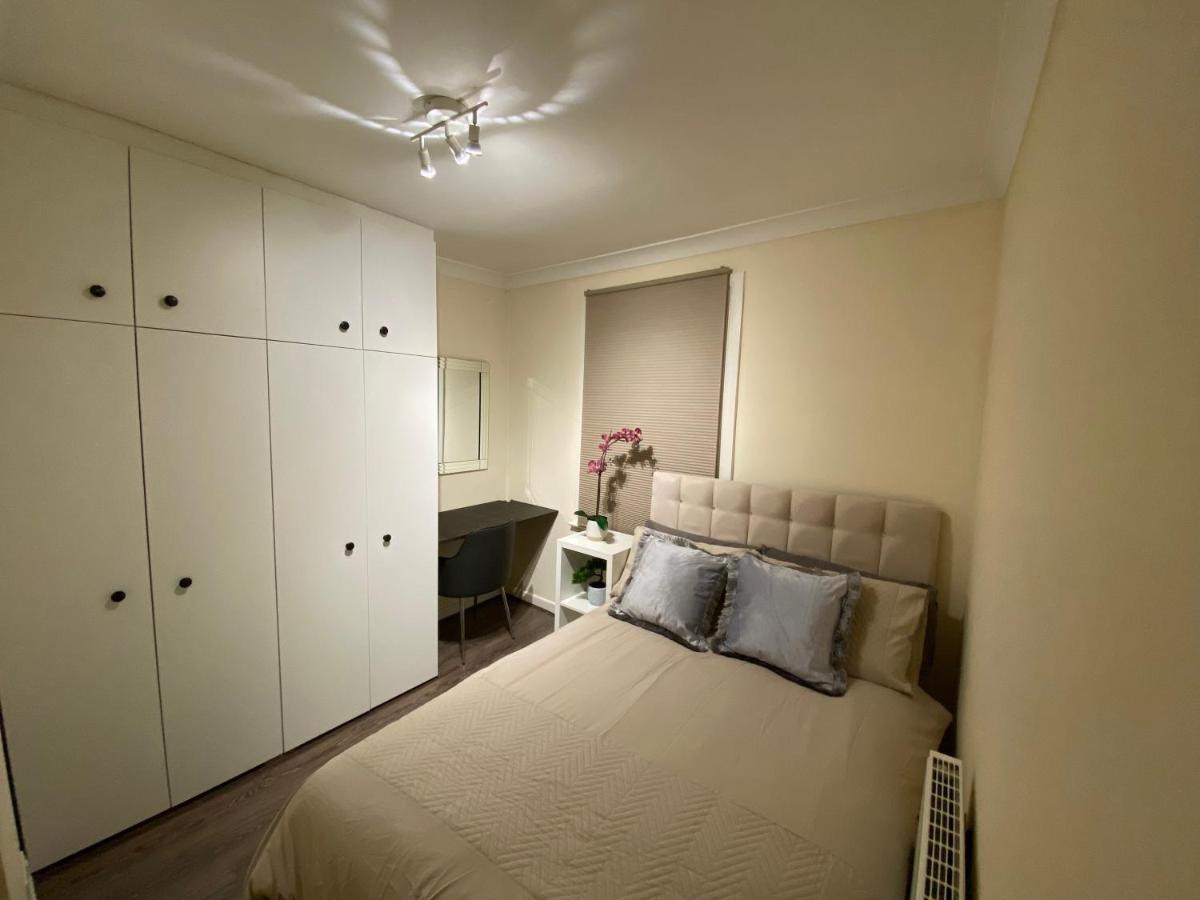 Private Rooms In Excellent Family House ,Zone 2 Londres Exterior foto