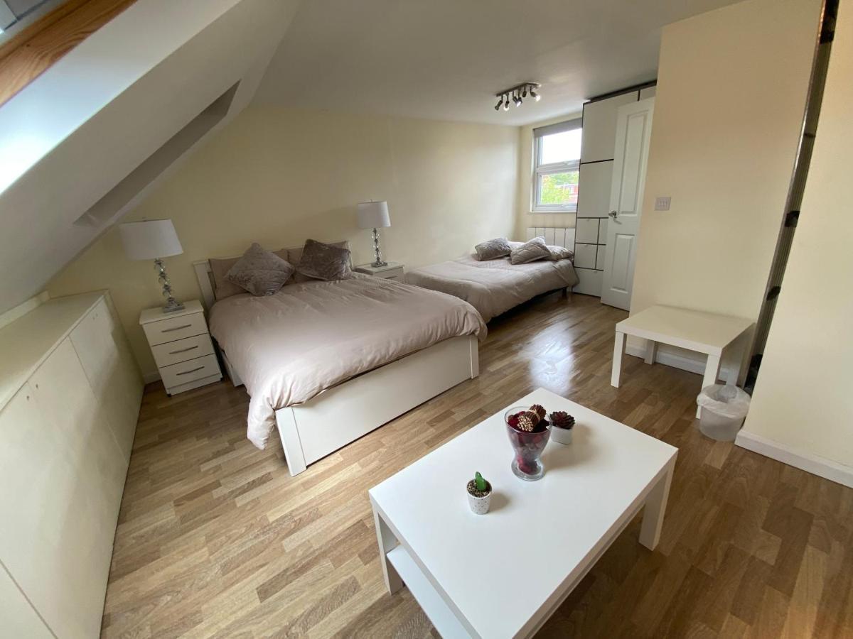 Private Rooms In Excellent Family House ,Zone 2 Londres Exterior foto