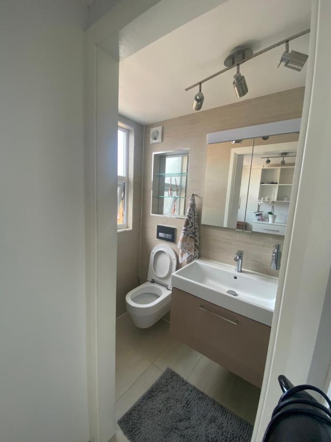 Private Rooms In Excellent Family House ,Zone 2 Londres Exterior foto