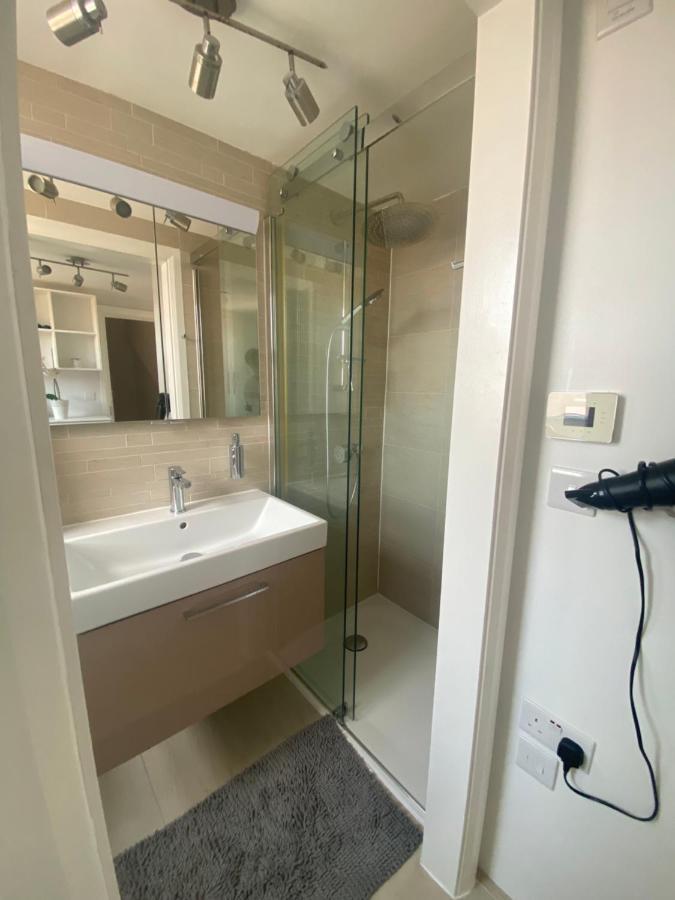 Private Rooms In Excellent Family House ,Zone 2 Londres Exterior foto