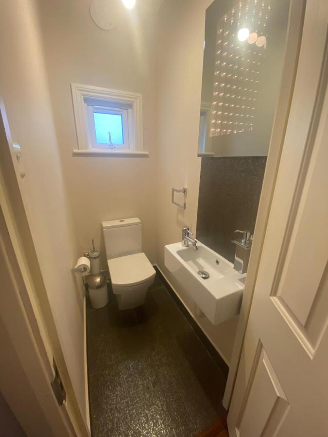 Private Rooms In Excellent Family House ,Zone 2 Londres Exterior foto