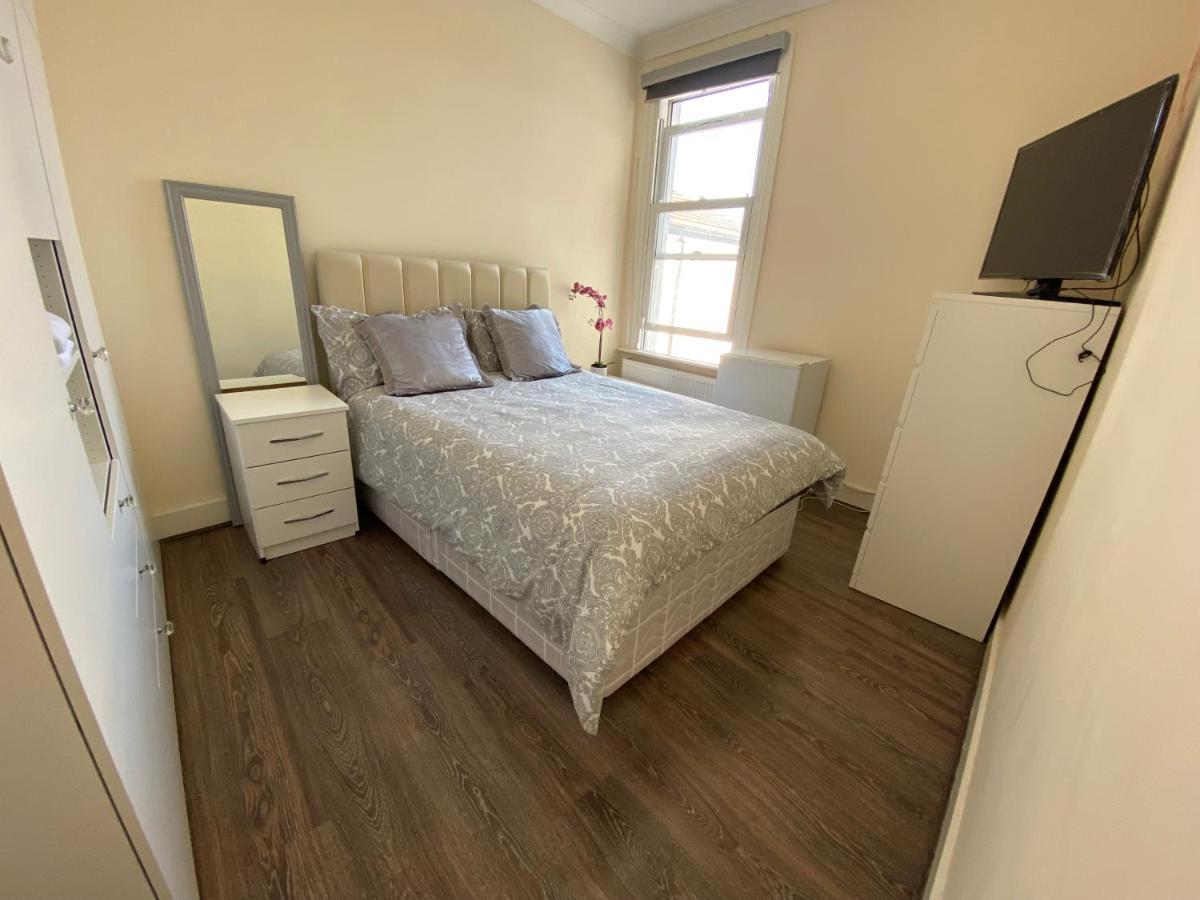 Private Rooms In Excellent Family House ,Zone 2 Londres Exterior foto